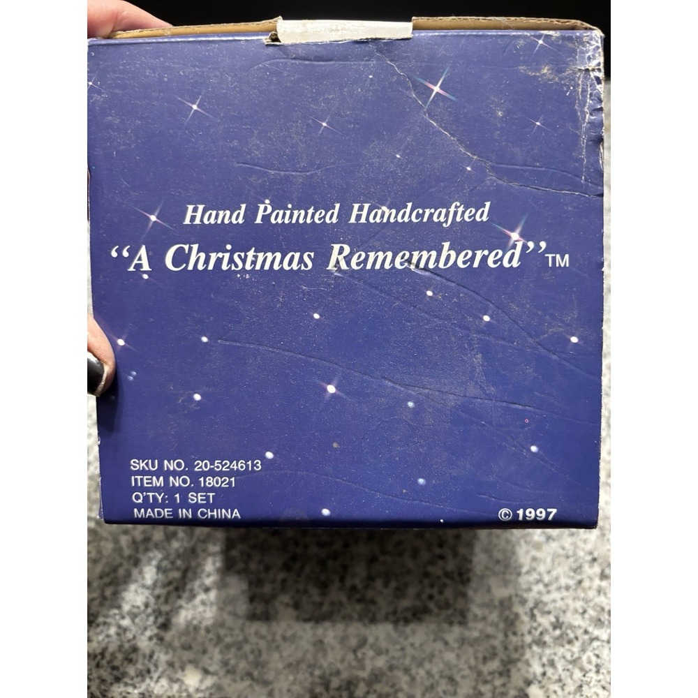 1997 Collectors Edition A Christmas Remembered Plate with Base - Picture 4 of 4